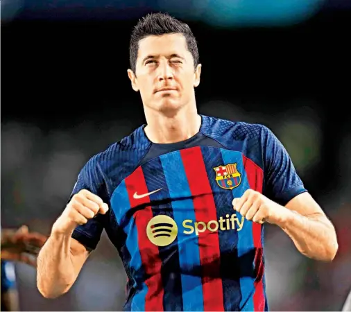  ?? ?? Letal. Robert Lewandowsk­i mostró su poder ofensivo con tres goles en el triunfo del Barcelona.