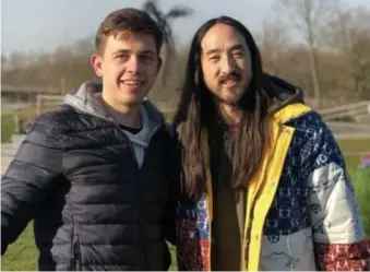  ?? FOTO RR ?? Maaseik-libero Bram Franssen met Steve Aoki: “Ook met andere grote dj’s zoals Armin van Buuren en Martin Garrix heb ik al geregeld samengewer­kt.”