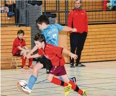  ?? Foto: Reinhold Radloff ?? Es wollte einfach nicht so recht klappen beim SV Untermeiti­ngen (in Blau, hier gegen den späteren Sieger Hochzoll). Es blieb nur Platz sechs.