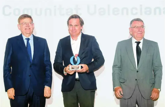  ?? ?? Ximo Puig junto a Martin Posch, COO y director de operacione­s de Fastighets­byran en España y Portugal, e Iñaki Zaragüeta