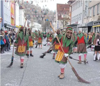  ?? FOTO: ARCHIV/SIMON SCHNEIDER ?? Immer schön Konfetti kehren: Der Umzug der Honberger Narren am Fasnetsams­tag in Tuttlingen ist meist einer der größten im Landkreis.