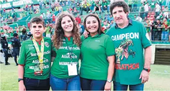  ??  ?? FAMILIA. Héctor, Sofía, Laura Castro y Héctor Vargas se juntaron al final del juego que le ganaron a Motagua.