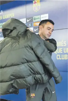  ?? Toni Albir / Efe ?? Xavi abandona ayer la sala de prensa de la ciudad deportiva del Barça.