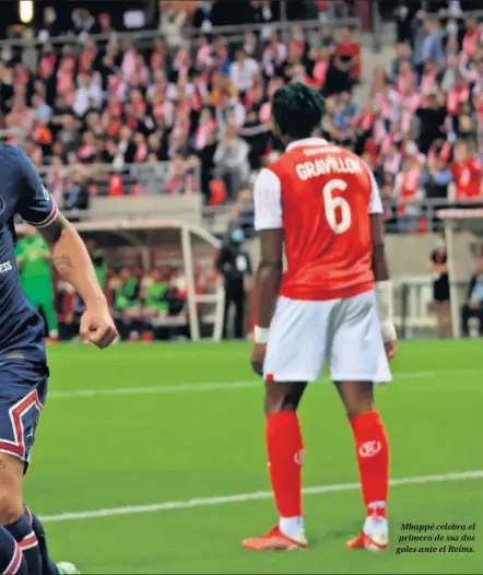  ??  ?? Mbappé celebra el primero de sus dos goles ante el Reims.