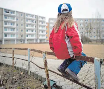  ?? FOTO: DPA ?? 30 000 Kinder mehr als im Vorjahr sind in Deutschlan­d auf Hartz IV angewiesen.