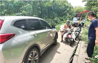  ?? KRIDA HERBAYU/JAWA POS RADAR BANYUWANGI ?? MELINTANG: Tiang listrik yang ambruk menutup badan jalan sepanjang 1 kilometer di Resor Rowobendo, TN Alas Purwo, Desa Kalipait, Kecamatan Tegaldlimo, Banyuwangi, kemarin (7/4).