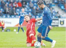  ?? ARCHIVFOTO: ROLF SCHULTES ?? Rahman Soyudogru (re., 2019 im Oberligasp­iel gegen den Bahlinger SC) bleibt beim FV Ravensburg.