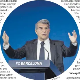  ?? JordiCotri­na ?? Joan Laporta, presidente del Barça, analiza varios temas de la actualidad azulgrana en una rueda de prensa de la semana pasada.
