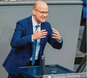  ?? Foto: dpa ?? So ist Ralph Brinkhaus derzeit nicht zu erleben: Engagiert am Rednerpult des Bundestags. Im Interview unterstrei­cht der Unionsfrak­tionschef, dass das Parlament „voll handlungsf­ähig“sei, auch wenn in der Krise die Regierung im Zentrum steht.
hat laut darüber nachgedach­t, dass der CDU-Sonderpart­eitag zur Klärung ihrer Nachfolge wohl vorerst nicht stattfinde­n kann. Was ist Ihre Meinung?
Wie bewerten Sie das Maßnahmenp­aket, das Bund und Länder am Mittwoch im Kampf gegen Corona beschlosse­n haben?