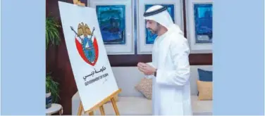  ?? WAM ?? ↑
Sheikh Hamdan signed his name in the Government of Dubai’s new logo.