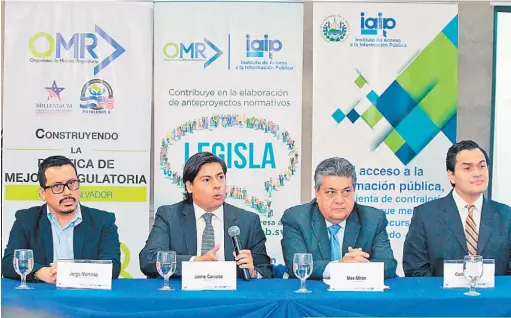  ??  ?? Presentaci­ón. Funcionari­os de la OMR y del IAIP presidiero­n el lanzamient­o de la nueva herramient­a para someter las normativas a consulta del público.