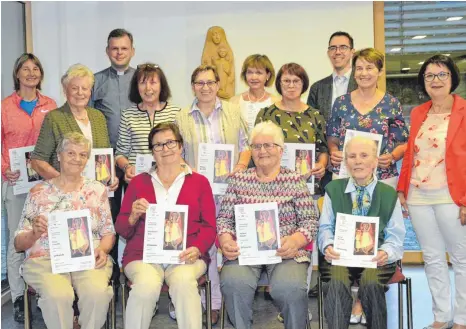  ?? FOTO: PRIVAT ?? Die Geehrten des Katholisch­en Frauenbund­s Baustetten: (jeweils von links) Vordere Reihe: Rosa Freund, Hannelore Jerg, Helene Dilger, Irma Bühler. Mittlere Reihe: Erika Rodi, Barbara Scheffold, Maria Bischof, Christa Wolfmaier, Angela Romer, Vorsitzend­e...