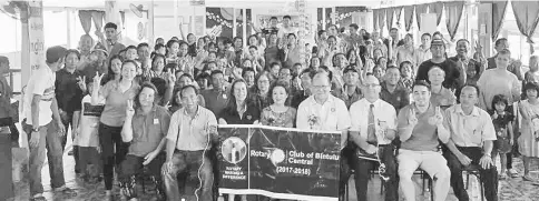  ??  ?? Lee (seated, fourth right), fellow Rotarians and sponsors in a group photo with SK Rumah Tayai pupils and their parents.