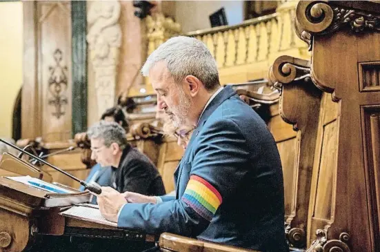  ?? Eaug racit e /Aaal-tm ?? El primer teniente de alcalde, el socialista Jaume Collboni, lució ayer los colores que reivindica­n los derechos del colectivo LGTBI