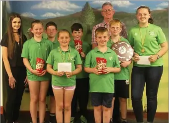  ??  ?? Sarah Finnegan (Darver Bowls Club) and Greenhills BC juvenile officer Tom Devin with the Juvenile Trips League winners Megan Devin’s team.