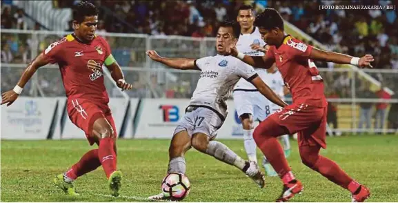  ?? [ FOTO ROZAINAH ZAKARIA / BH ] ?? Pemain Terengganu, Ismail Faruqi Ashari (tengah) diasak pemain Negeri Sembilan pada perlawanan Liga Perdana di Stadium Sultan Ismail Nasiruddin Shah, malam tadi.