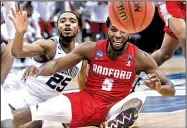  ?? AP/KEITH SRAKOCIC ?? Villanova’s Mikal Bridges (left) and Radford’s Donald Hicks watch a loose ball during the Wildcats’ 87-61 victory Thursday in the first round of the NCAA Tournament at Pittsburgh.