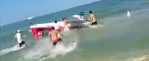  ??  ?? Lo schianto I bagnanti sulla spiaggia di Tortoreto corrono in soccorso del pilota dell’aereo pochi istanti dopo l’incidente