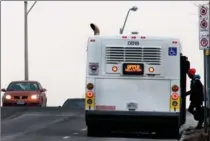  ?? HAMILTON SPECTATOR FILE PHOTO ?? The Upper Wellington bus stops on its route to pick up a passenger.