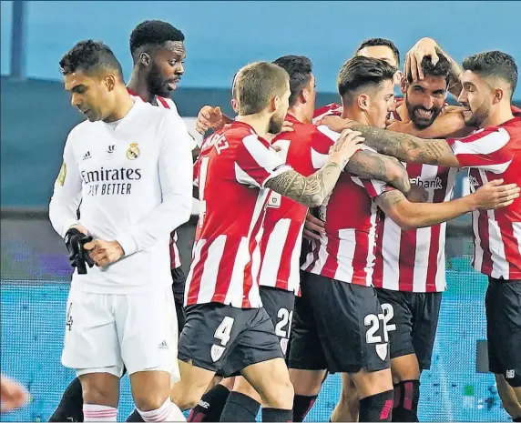  ??  ?? Los jugadores del Athletic celebran con Raúl García el primer gol al Madrid de los que dos que consiguió el atacante navarro.