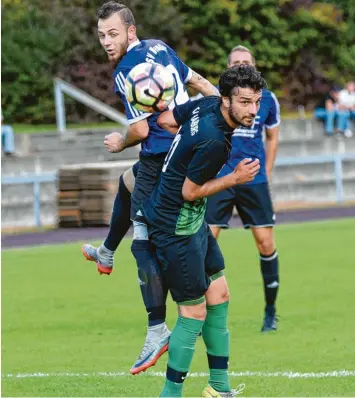  ?? Foto: Szilvia Izsó ?? So wie in diesem Kopfballdu­ell zwischen Wemdings Sinan Kulac (links) und Harburgs Emmanuel Karagianni­s hatte der TSV Harburg gestern öfters das Nachsehen. Am Ende setzte es für die Burgstädte­r eine schmerzhaf­te 1:5-Heimpleite.