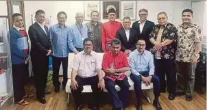  ?? BERNAMA PIC ?? Malaysia-Indonesia Journalist Friendship Alliance (ISWAMI) president Abdul Rashid Yusof (seated, centre) at ISWAMI’s annual general meeting at Wisma Bernama in Kuala Lumpur yesterday.