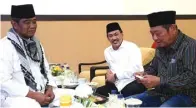  ?? BOY SLAMET/JAWA POS ?? BUKA BERSAMA: Dari kiri, Kajari Budi Handaka, Wabup Nur Ahmad Syaifuddin, dan Bupati Saiful Ilah di kantor kejari.