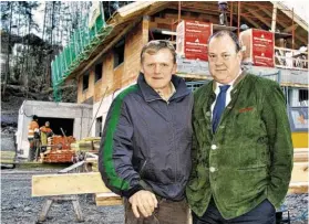  ?? BILD: SN/B. SCHMID ?? Gerhard Langmaier und Paul Kernatsch auf der Baustelle.