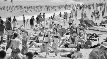  ??  ?? File photo shows people enjoying the hot weather at Bondi Beach during the Labour Day holiday in Sydney. Australia sweltered through its third-hottest year on record in 2017 despite the lack of a warming El Nino weather phenomenon, official figures...