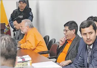  ?? ANGELO CHAMBA / EXPRESO ?? Audiencia. Carlos Pareja y Marco Calvopiña, durante el juicio de ayer. El 24 de octubre se reinstalar­á la diligencia.