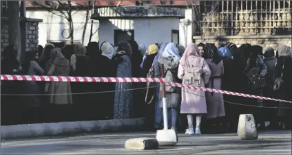  ?? HUSSEIN MALLA/AP ?? AFGHAN STUDENTS QUEUE at one of Kabul University’s gates in Kabul, Afghanista­n, on Feb. 26.