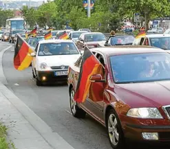  ??  ?? Fahnen-Schwenker: Millionen Fußball-Fans sind im WM-Fieber. Doch die Autokorsos und Hupkonzert­e sind nicht jedermanns Geschmack.