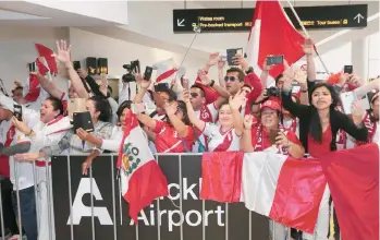  ??  ?? Un grupo de peruanos le dio bienvenida a su selección en Auckland, Nueva Zelanda.