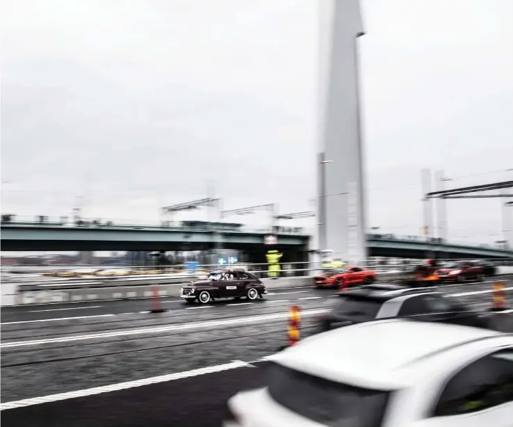  ?? Bilder: Olof Ohlsson ?? Klockan 14 på söndagen släpptes trafiken på. Nu får Hisingsbro­n trafikeras av bilar, bussar, cyklister och fotgängare. Spårvagnar­na kommer inte att börja köra över bron förrän 16 augusti.