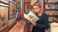  ?? REN QI / CHINA DAILY ?? A Russian woman reads the Chinese version of XiJinping:The
Governance­ofChina on Monday at Chance Bookuu, a bookstore that sells Chinese books in central Moscow.