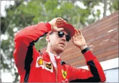  ??  ?? Vettel en el paddock de Australia antes de la suspensión del GP.