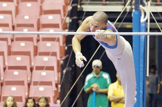  ??  ?? CAL Y ARENA. Ángel Ramos ejecuta su rutina de barra fija, en la que se cayó dos veces, pero en cambio obtuvo bronce en el salto de caballo.