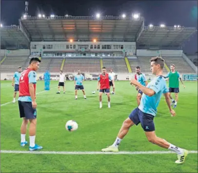  ??  ?? ÚLTIMA PRUEBA. Los jugadores se entrenaron ayer por la noche en el escenario del encuentro.