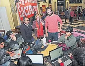  ??  ?? Art Decó. Candidatos y militantes del FIT aguardaron los resultados en la sala de eventos de calle Humberto Primero.