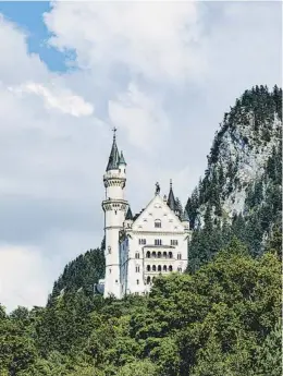  ??  ?? El castillo de Neuschwans­tein inspiró a Walt Disney para su icono.