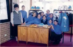  ??  ?? A l’école Adass Israel d’Elsternwic­k, près de Melbourne, elle pose (à gauche) avec ses élèves autour de Dassi Erlich.