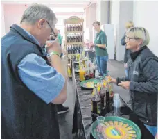  ?? FOTO: LINDAUER FRUCHTSÄFT­E ?? Vom Apfel bis zum Apfelsaft haben Besucher im Rahmen von Wisit die Abläufe bei den Lindauer Fruchtsäft­en angeschaut – und natürlich das Ergebnis probiert.