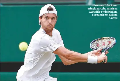  ??  ?? Este ano, João Sousa atingiu terceira ronda na Austrália e Wimbledon, e segunda em Roland
Garros