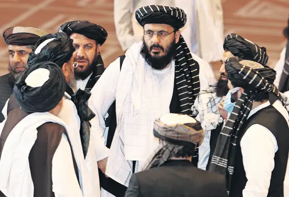  ??  ?? Na velikoj slici talibanski pregovarač­i u Dohi raspravlja­ju s predstavni­cima afganistan­ske vlade; Mohammed Jafar pozira s udovicama trojice svoje braće i njihovom djecom. Braća su mu ubijena u samoubilač­kom napadu talibana 2016. u provinciji Kunar, a njihove su se supruge kasnije udale za njega (gore lijevo); afganistan­ski vojnik u akciji protiv talibana (gore desno)