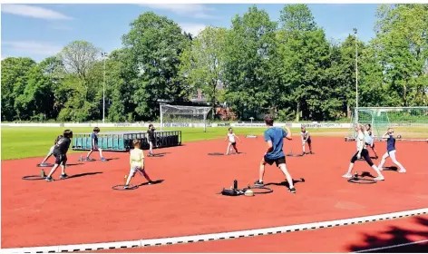  ?? FOTO: NORBERT PRÜMEN ?? Die Leichtathl­eten haben nach dem Corona-Lockdown gerade wieder mit ihrem Training auf dem Ludwig-Jahn-Sportplatz begonnen. In einigen Jahren könnte auf dem Gelände ein Schulneuba­u stehen. Für die Sportler müsste dann ein neuer Platz an der Berliner Allee angelegt werden.