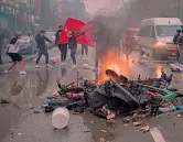  ?? AFP ?? Battaglia Due immagini dei disordini di ieri nel centro di Bruxelles, fra auto in fiamme e arredi urbani sfasciati