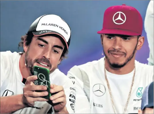  ??  ?? PROTAGONIS­TAS. Fernando Alonso y Lewis Hamilton son dos de los grandes pilotos del Mundial y ambos son el centro de muchas apuestas.
