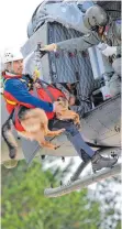  ?? FOTO: DPA ?? Bergwacht im Einsatz: Die Rettung kann für Bergsportl­er teuer werden – insbesonde­re, wenn ein Helikopter zum Einsatz kommt.