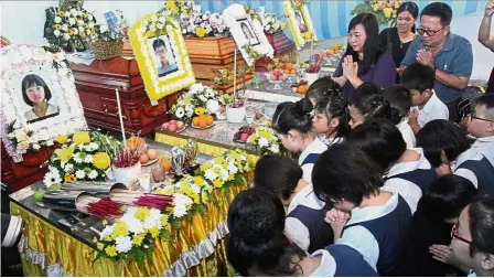  ??  ?? Tragic loss: Teachers and students of SJK (C) Li Tek paying their last respects to Jia Ying and Yin Chun at the wake in Sri Saujana, Gat Lebuh Macalllum.