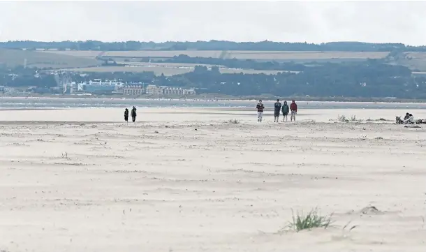  ?? Tides. Picture by Gareth Jennings. ?? HIDDEN HAZARDS: The beach at Tentsmuir is a haven for visitors but the water is known for its difficult rip